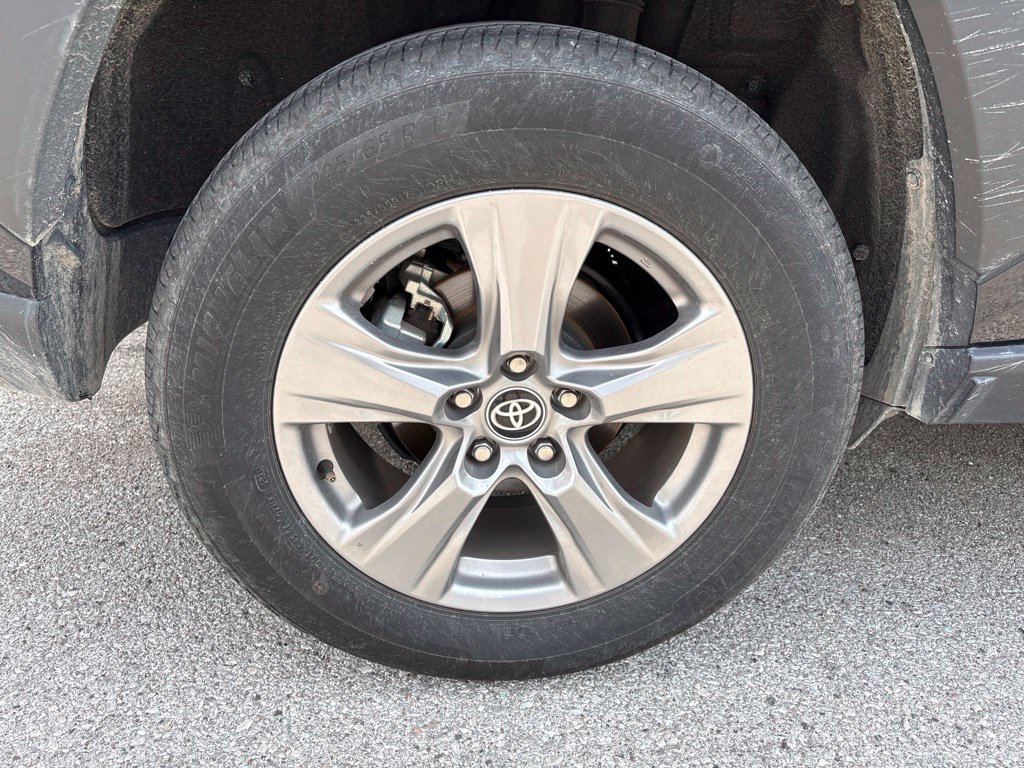 Used 2025 Toyota RAV4 XLE FWD image 21