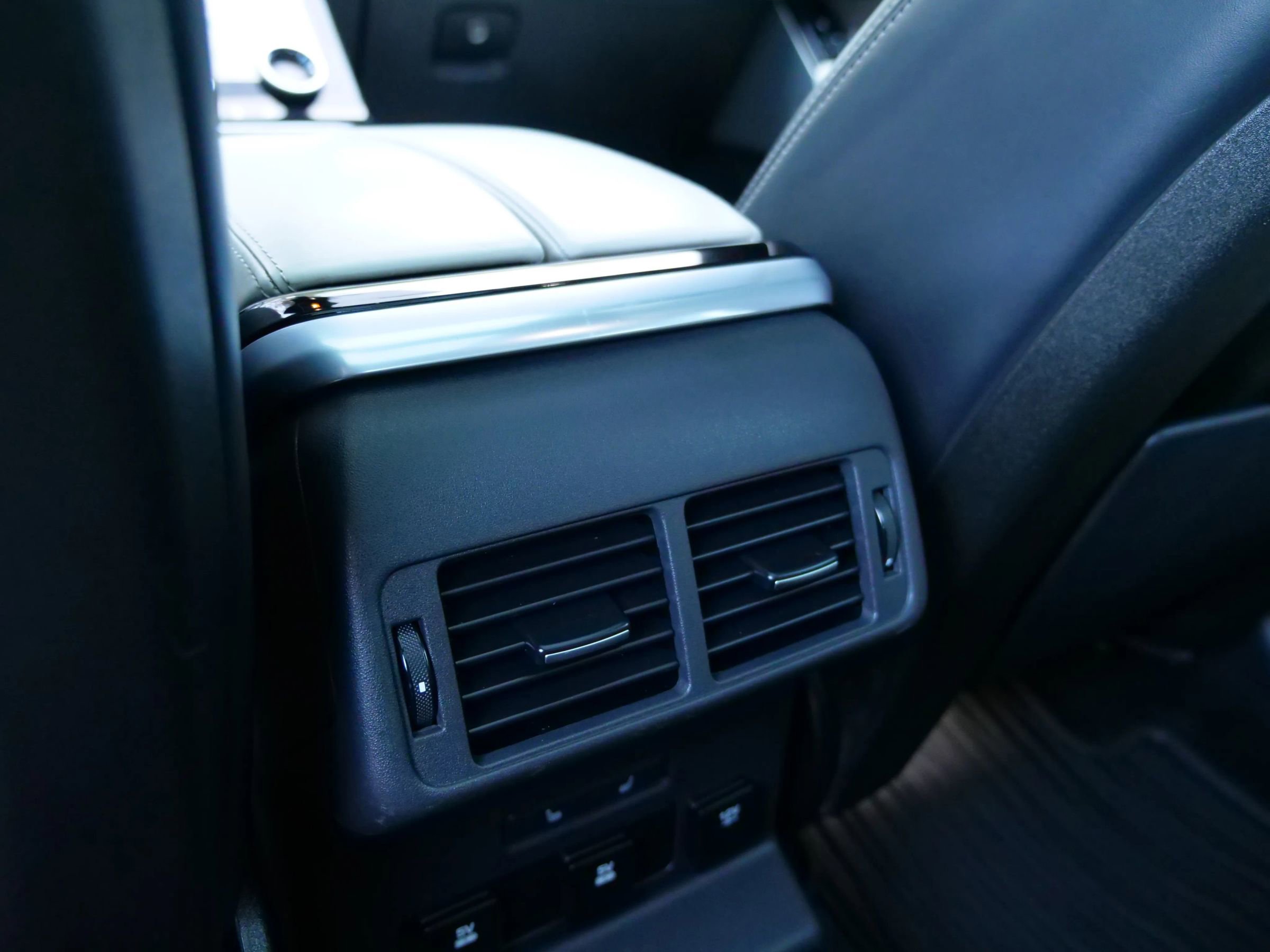 Used 2018 Land Rover Range Rover Velar R-Dynamic HSE image 33