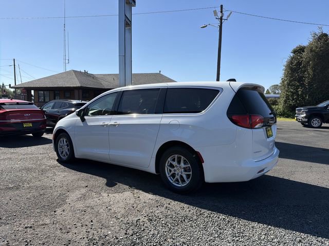 Used 2022 Chrysler Voyager LX FWD image 3