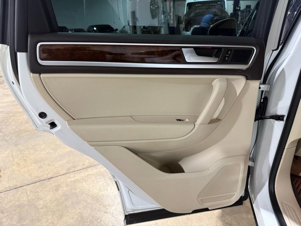 Used 2014 Volkswagen Touareg TDI image 27