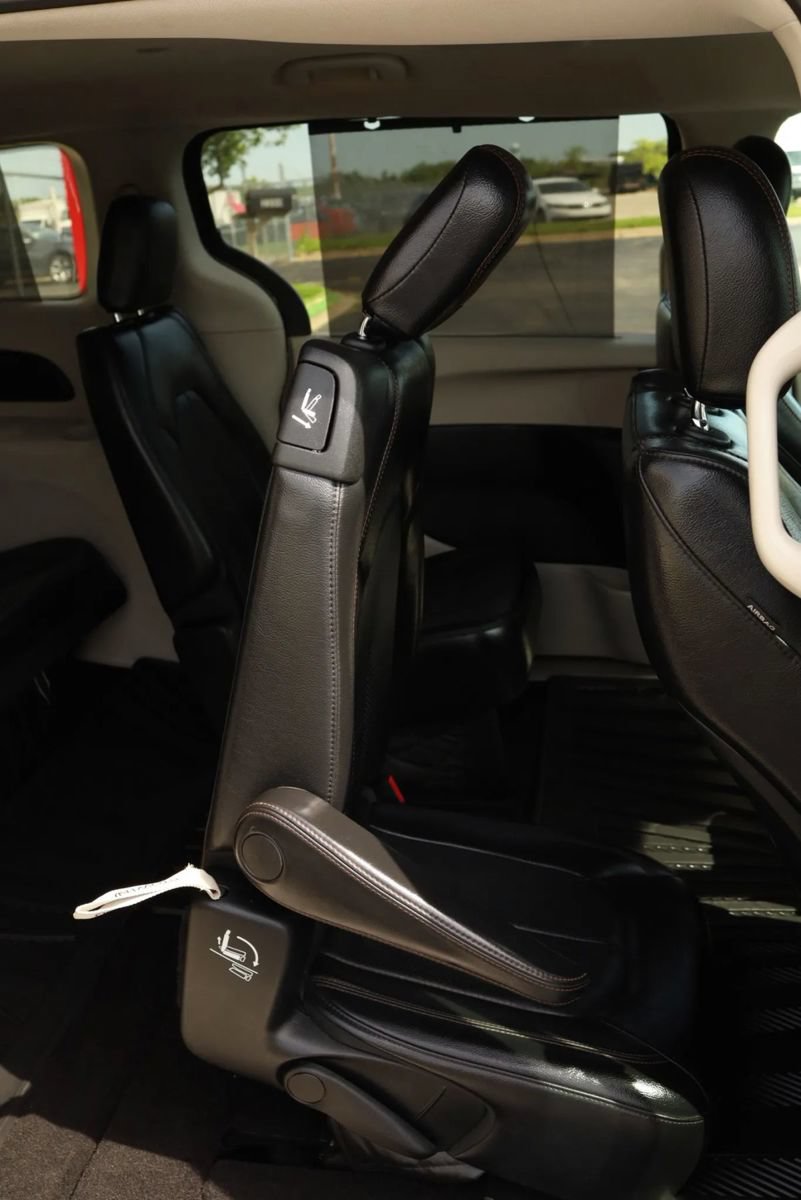 Used 2018 Chrysler Pacifica Touring-L FWD image 52