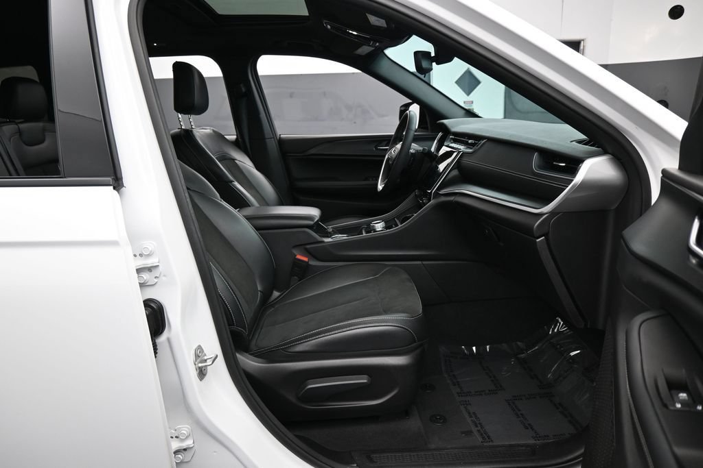 Used 2024 Jeep Grand Cherokee Altitude RWD image 40
