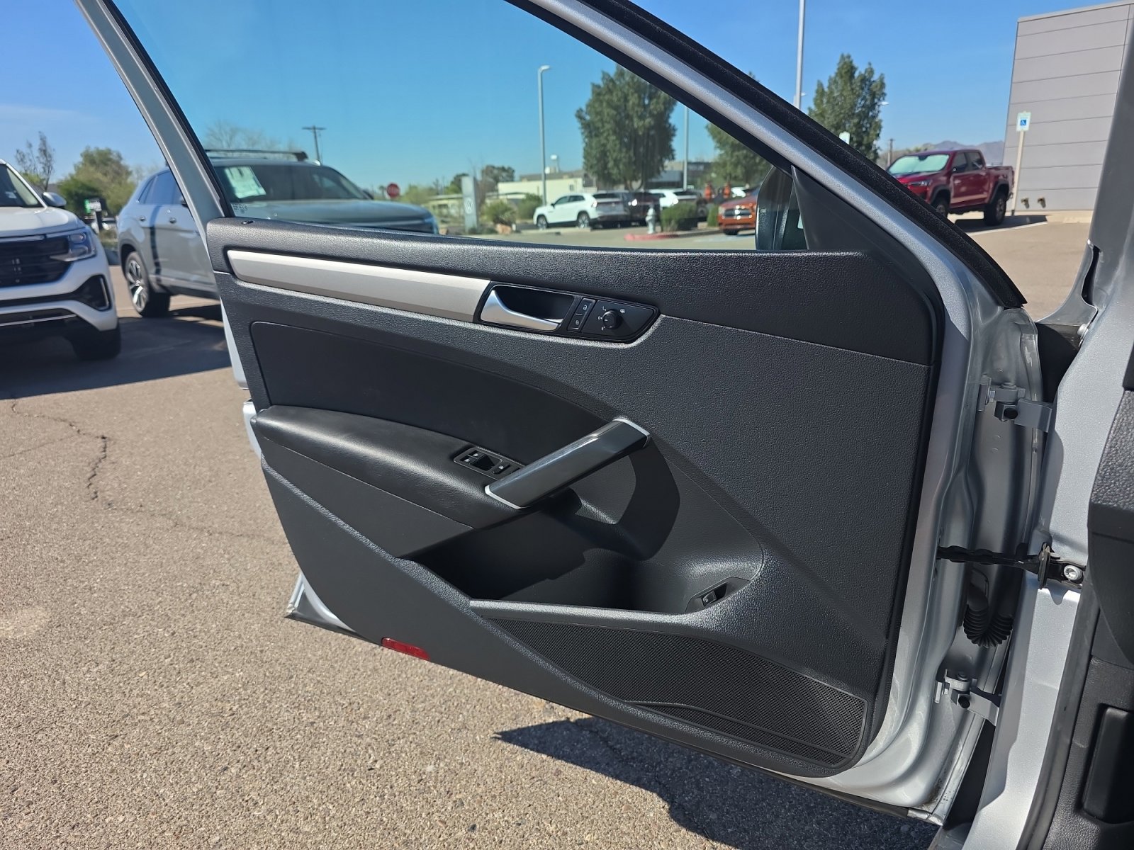 Used 2020 Volkswagen Passat 2.0T SE image 13