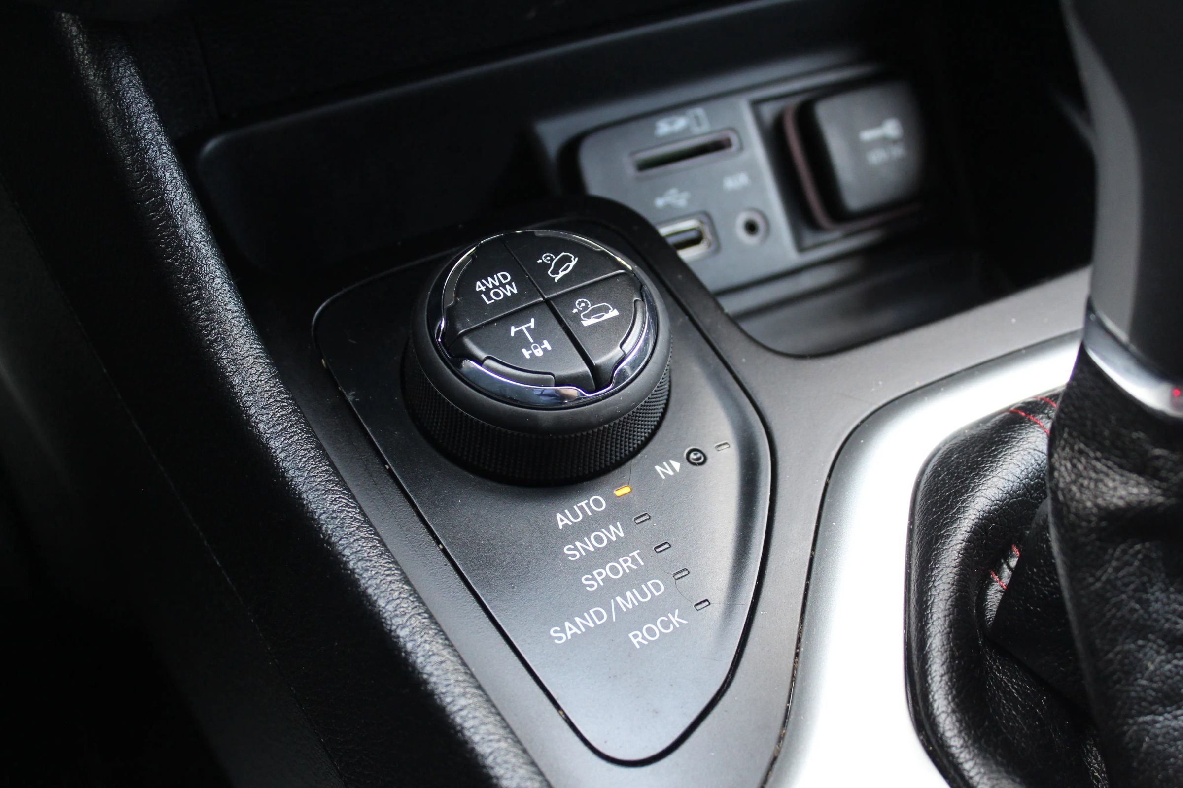 Used 2018 Jeep Cherokee Trailhawk image 30