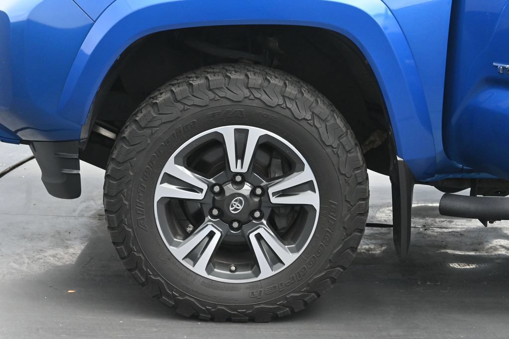 Used 2018 Toyota Tacoma TRD Sport AWD/4WD image 29