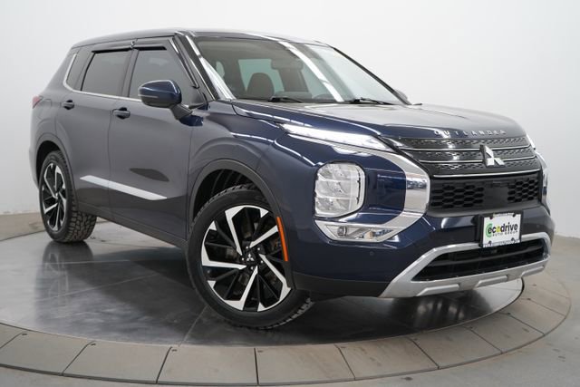 Used 2023 Mitsubishi Outlander SE image 3