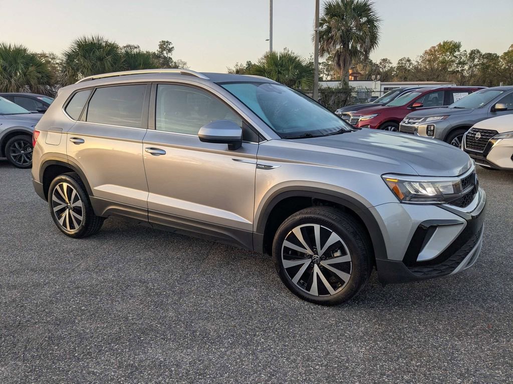 Used 2024 Volkswagen Taos SE image 2