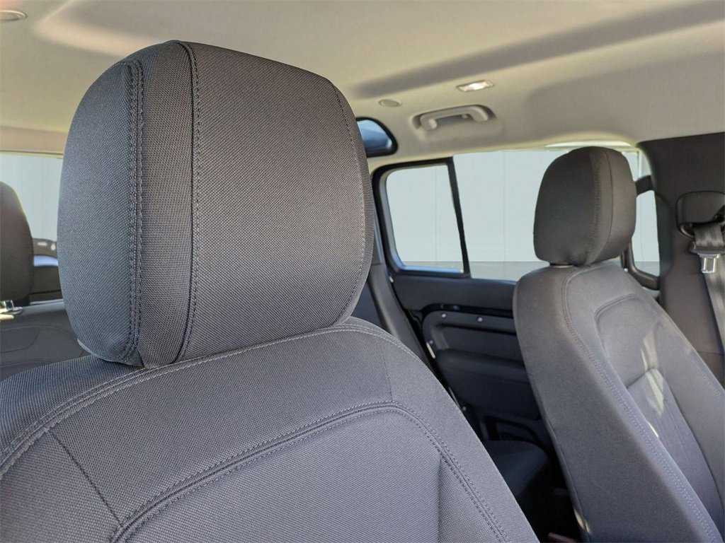 Used 2022 Land Rover Defender 110 image 40