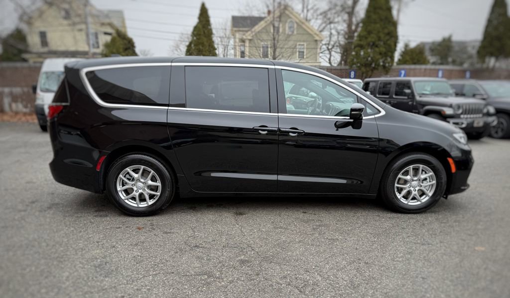 New 2026 Chrysler Pacifica Select FWD image 4