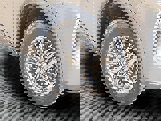 Used 2023 Nissan Rogue S image 23