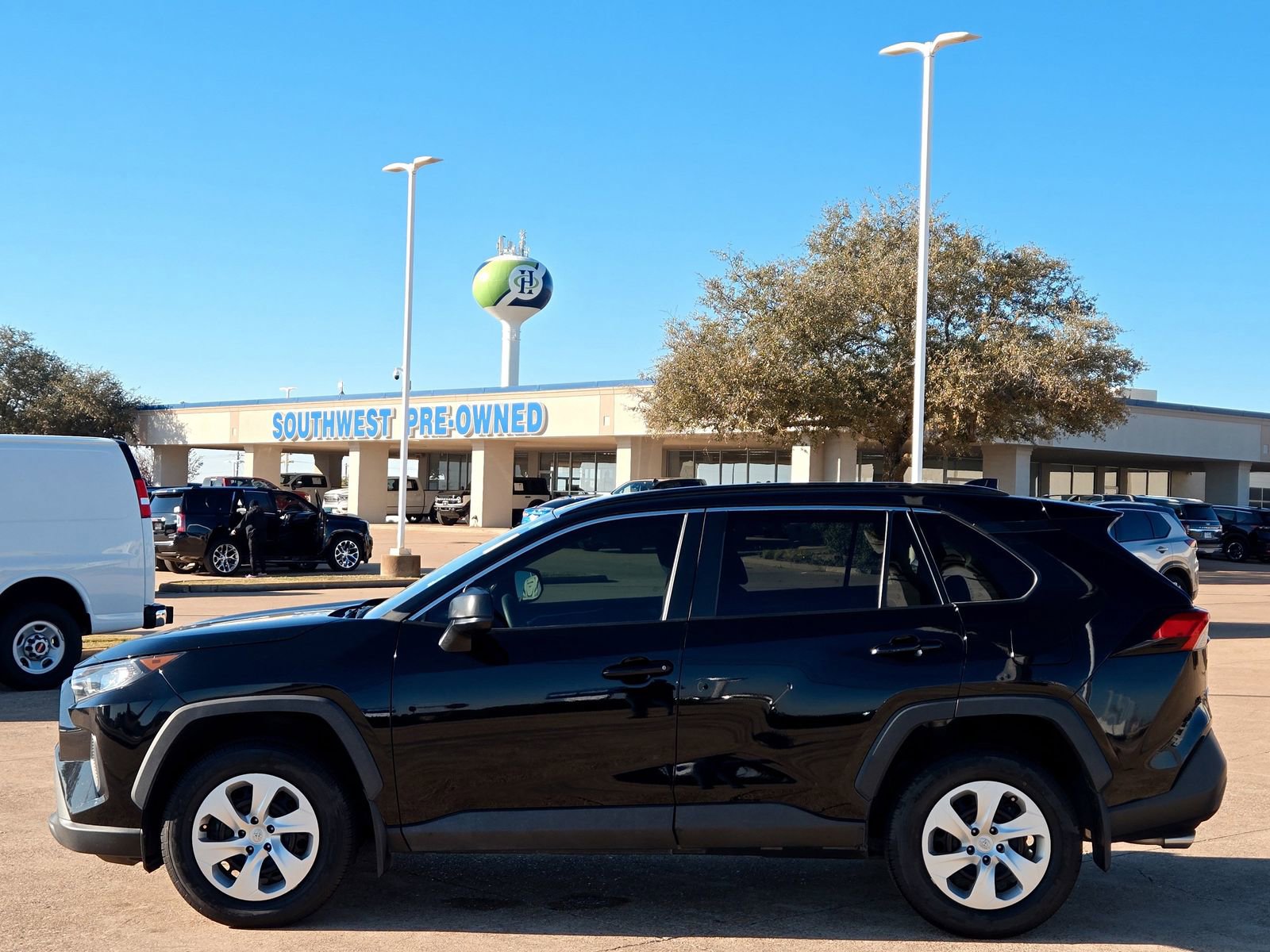 Used 2021 Toyota RAV4 LE image 6