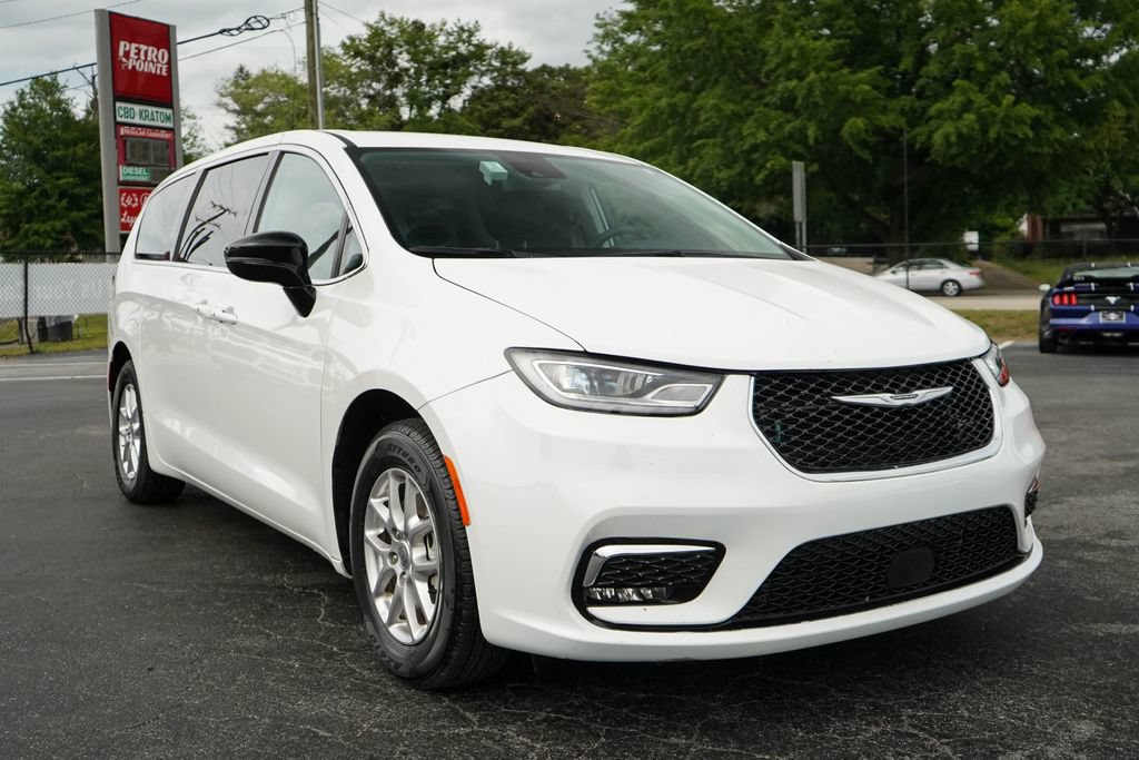 Used 2024 Chrysler Pacifica Touring-L FWD image 36
