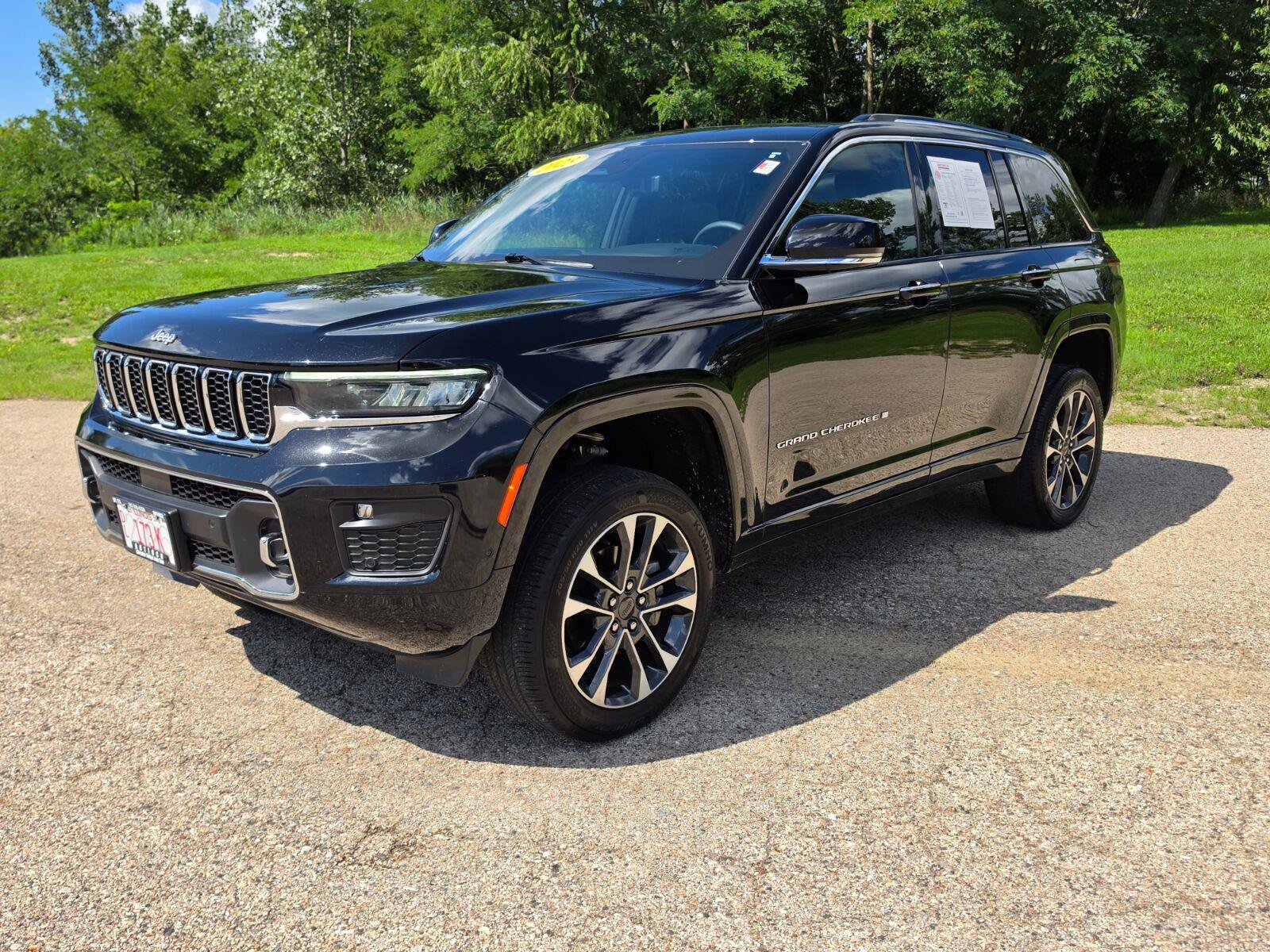 Used 2023 Jeep Grand Cherokee Overland w/ Luxury Tech Group IV AWD/4WD image 4