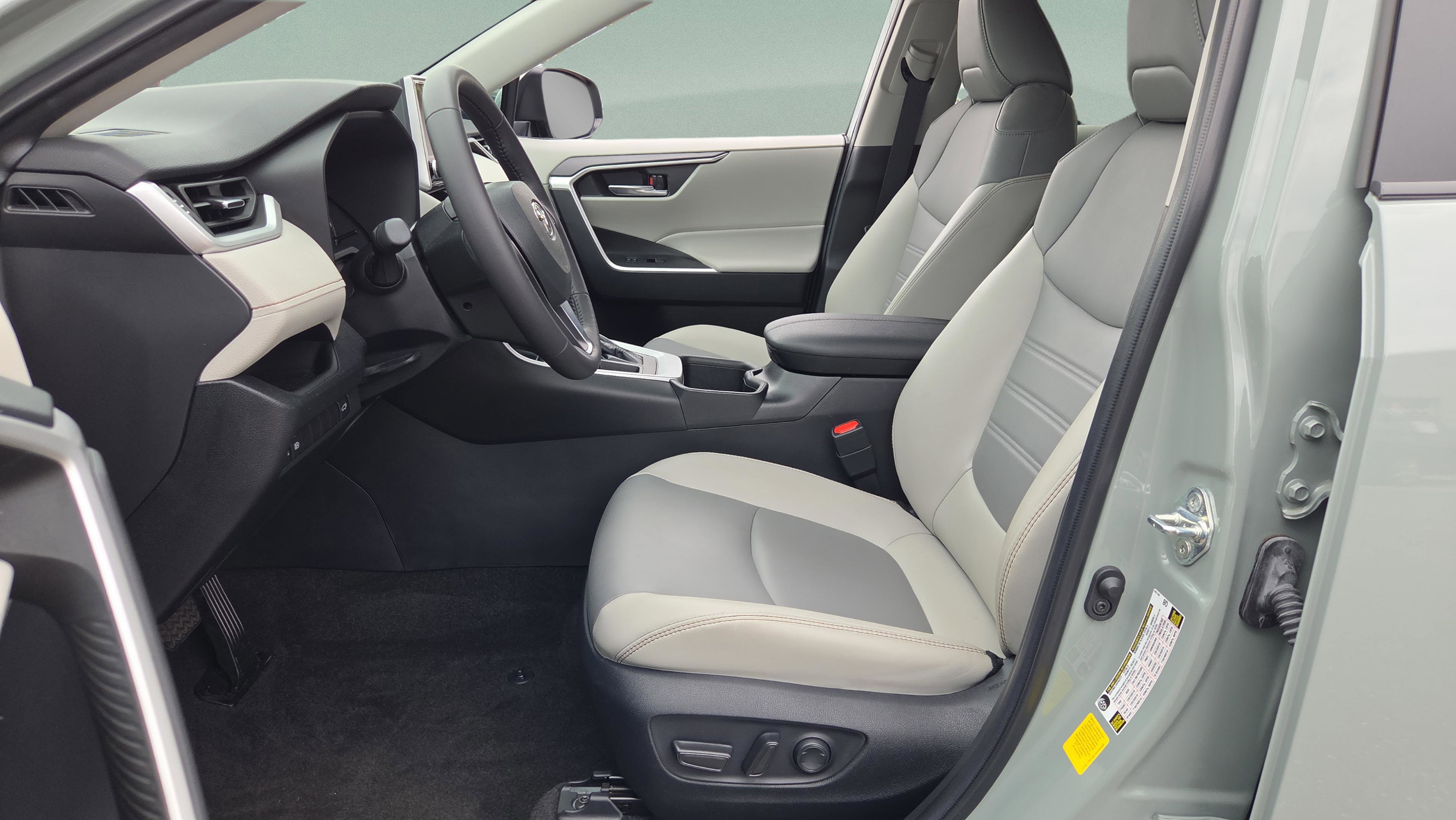 Used 2023 Toyota RAV4 XLE Premium image 12