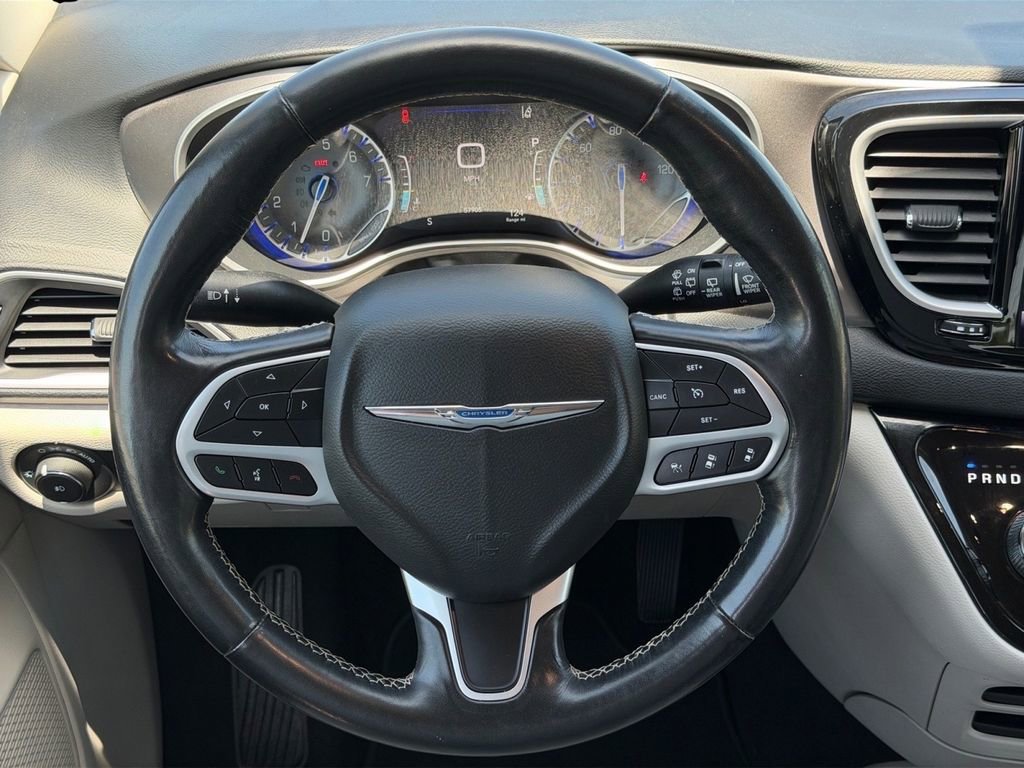 Used 2021 Chrysler Pacifica Touring-L FWD image 21