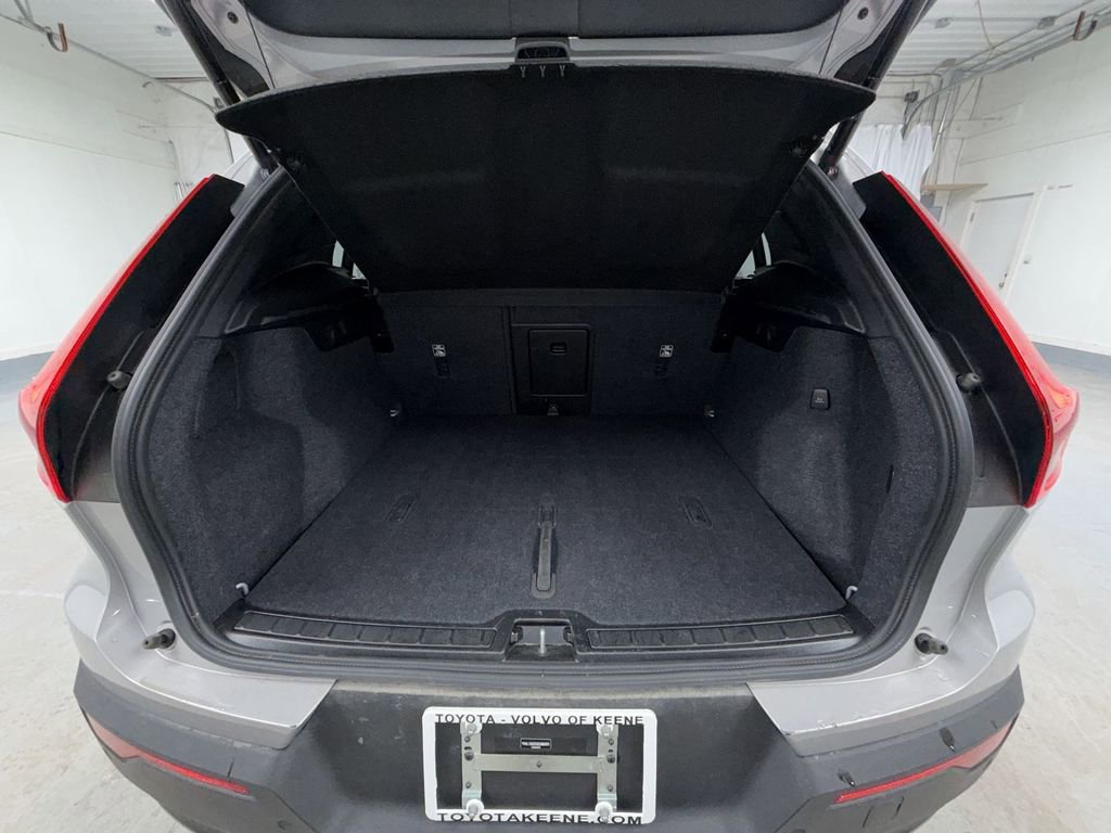 Used 2025 Volvo XC40 B5 Plus image 16