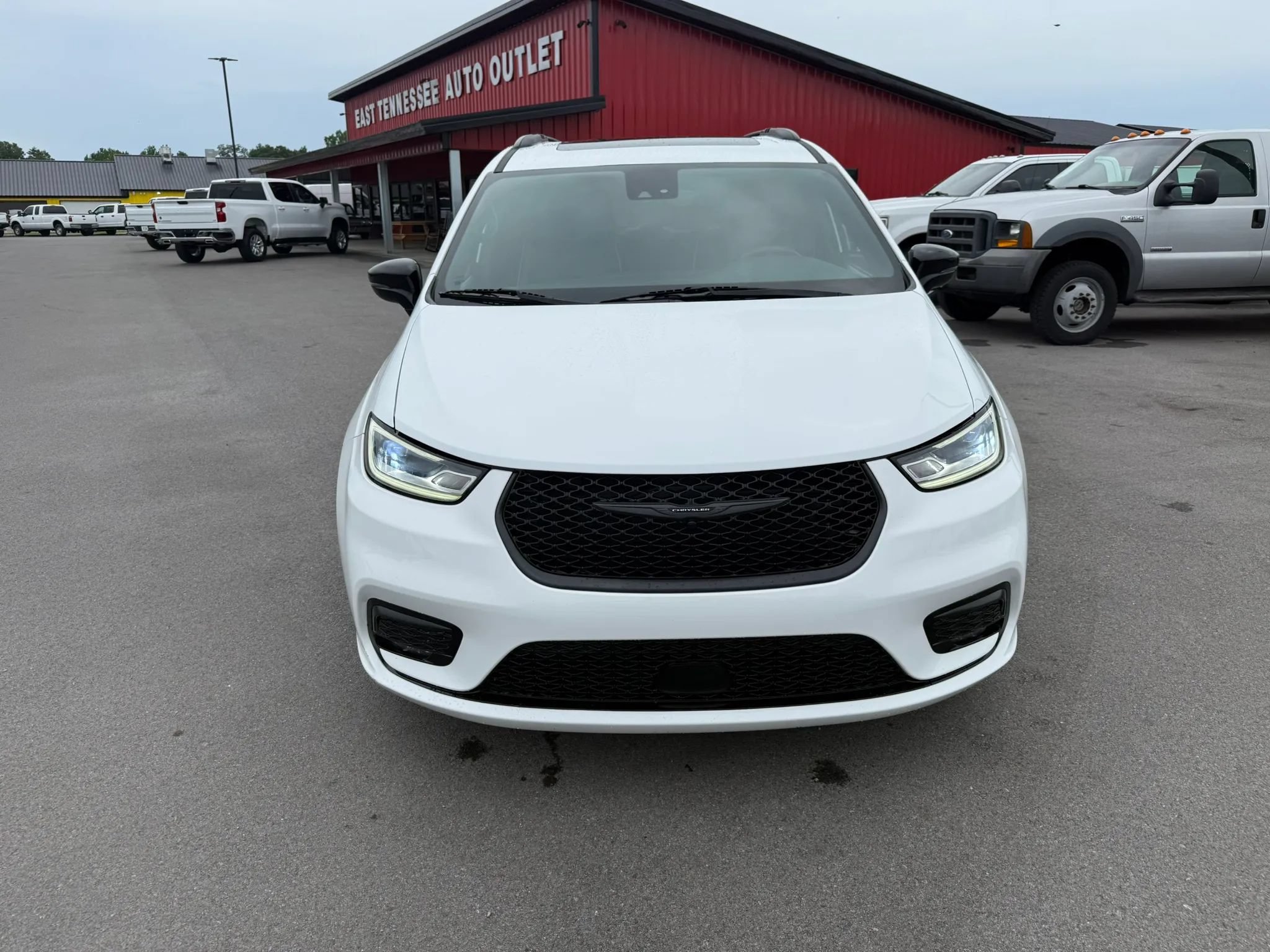 Used 2025 Chrysler Pacifica Limited FWD image 6