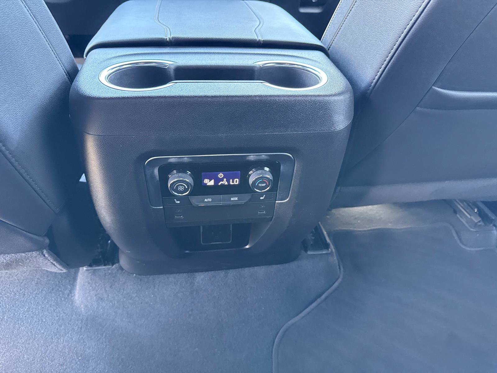 Used 2025 Chevrolet Suburban Premier image 17