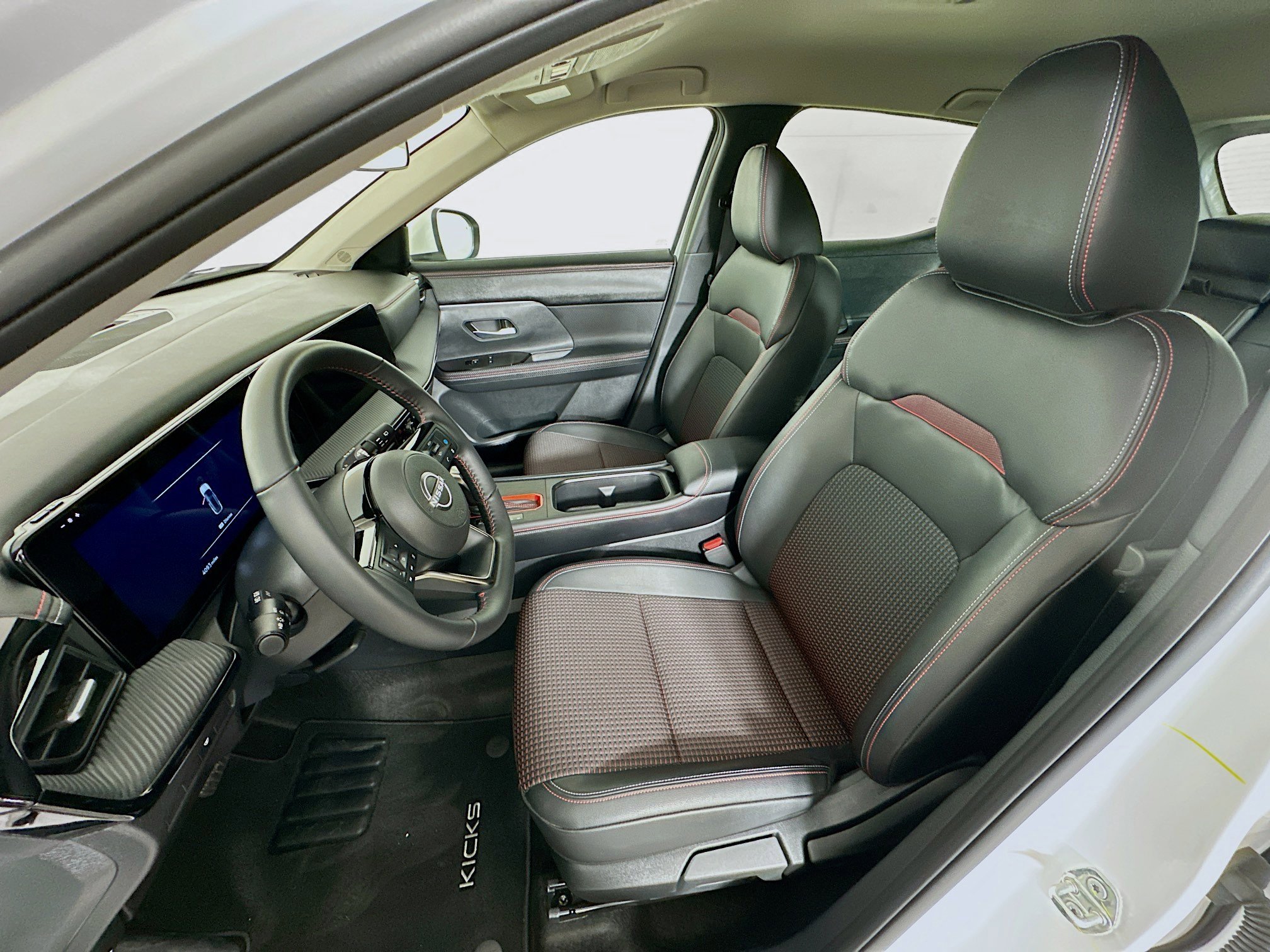 Used 2025 Nissan Kicks SR image 13