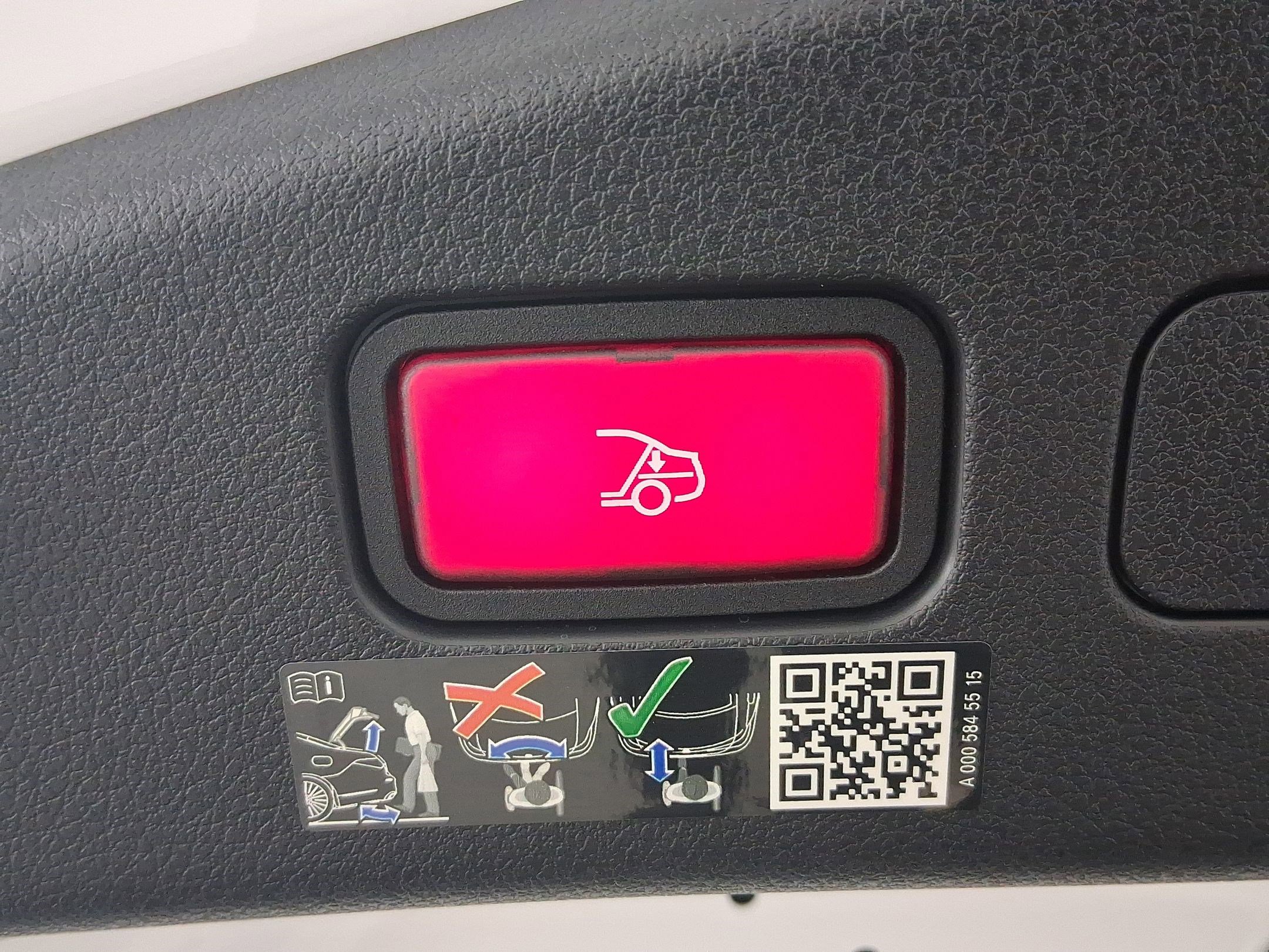 Used 2025 Mercedes-Benz CLE 300 4MATIC Cabriolet image 30