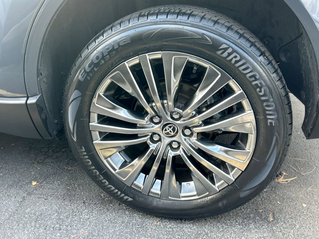 Used 2024 Toyota Venza XLE image 33