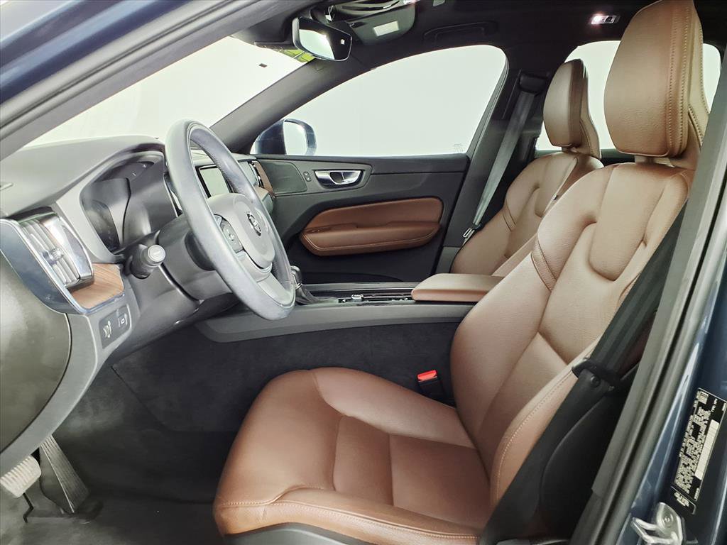 Used 2021 Volvo XC60 T5 Momentum w/ Advanced Package image 17