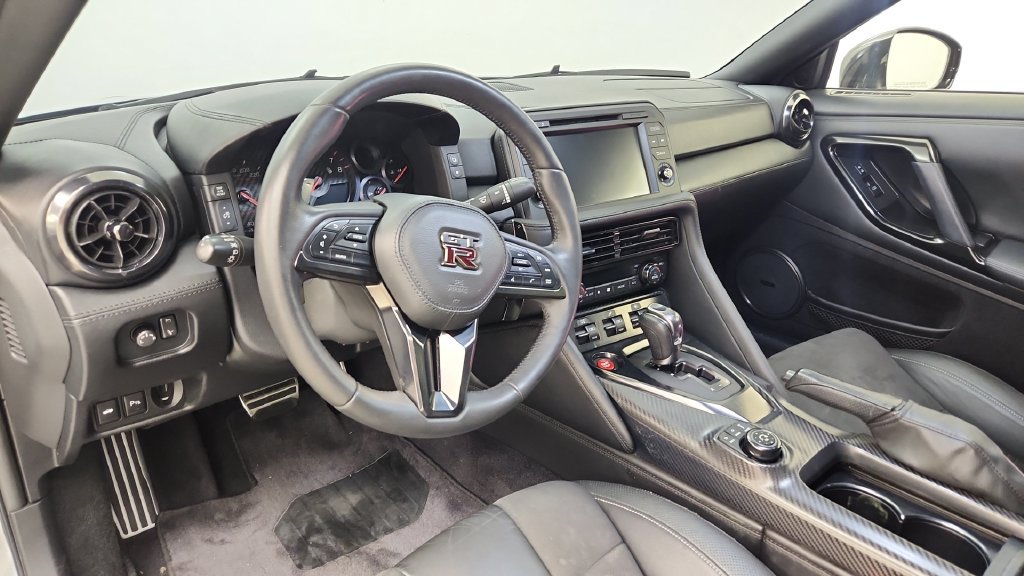 Used 2020 Nissan GT-R Premium AWD/4WD image 34