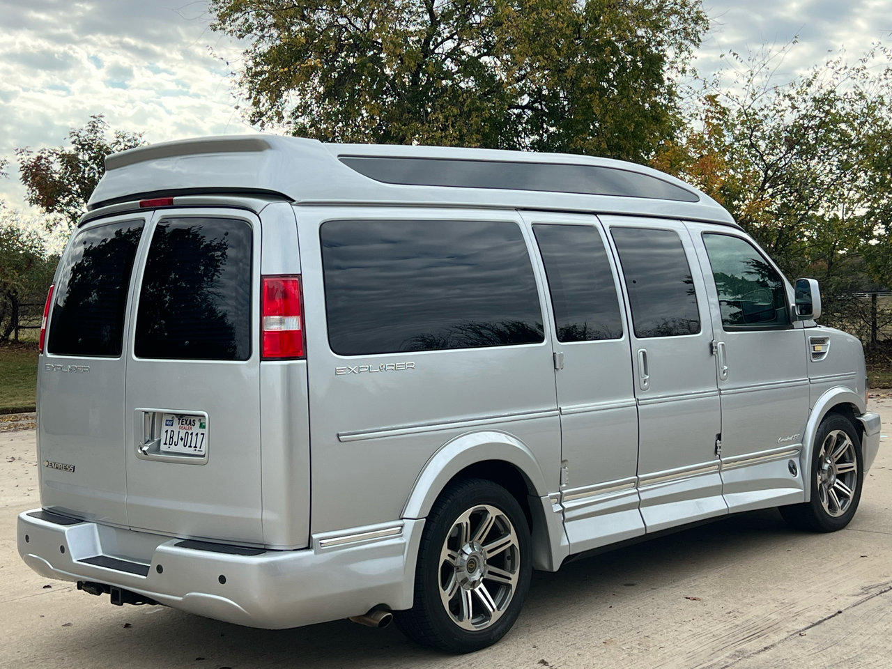 Used 2018 Chevrolet Express 2500 w/ Enhanced Convenience Package image 6