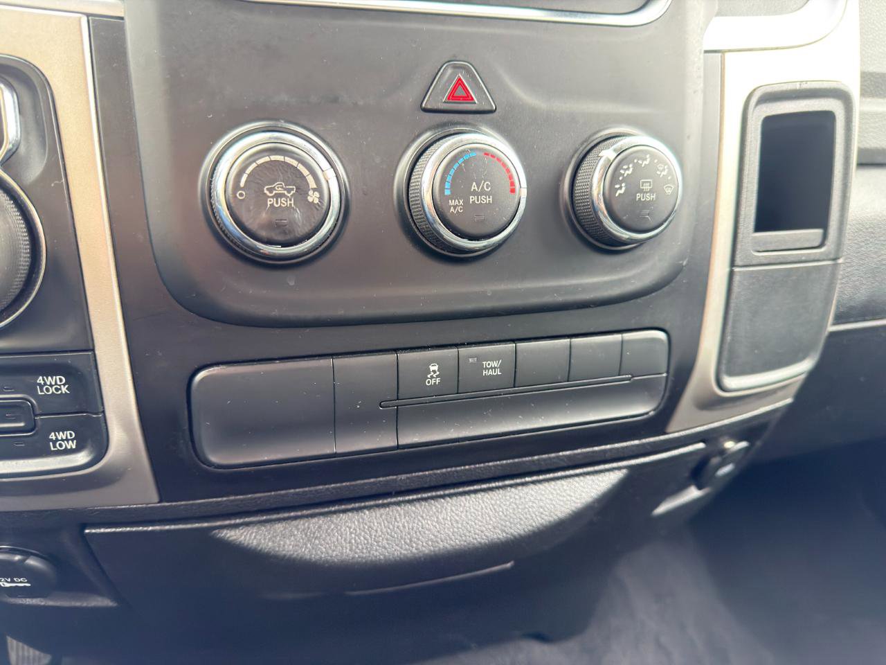 Used 2020 RAM 1500 Classic SLT image 39