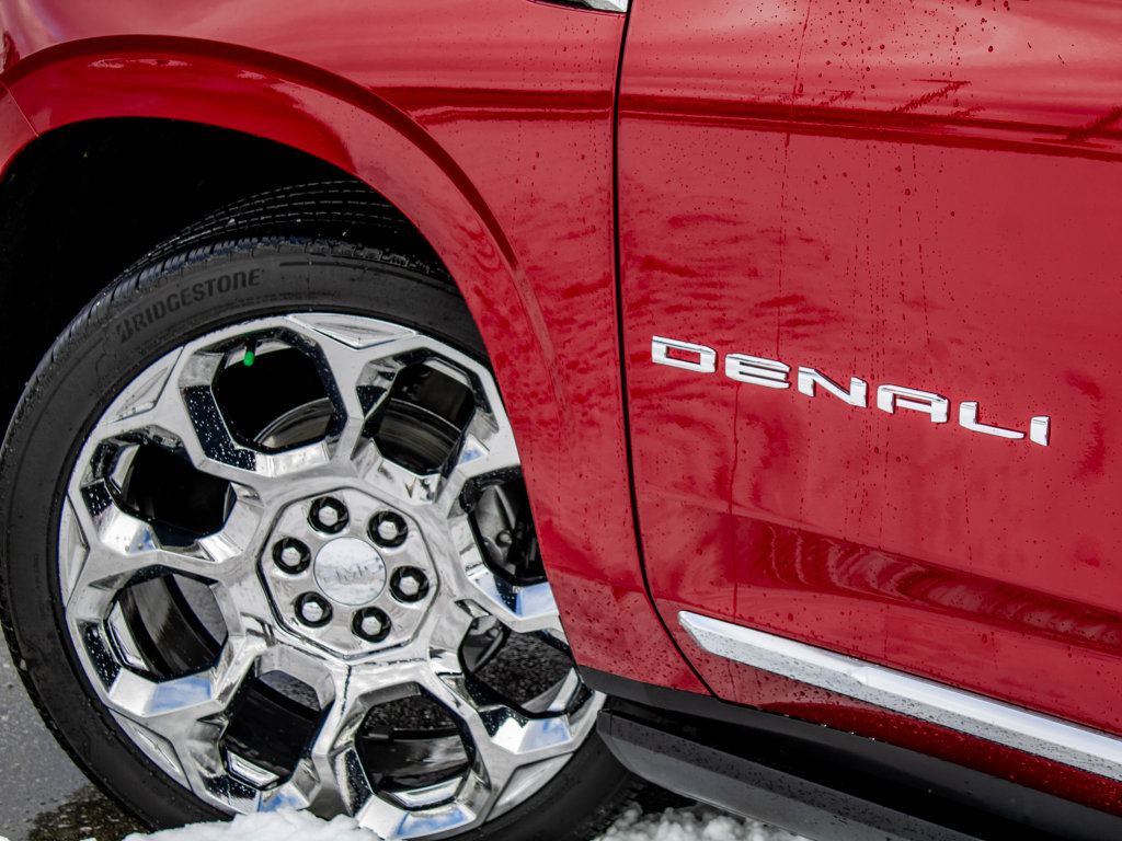 Used 2025 GMC Yukon XL Denali w/ Sun & Power Step Package image 7