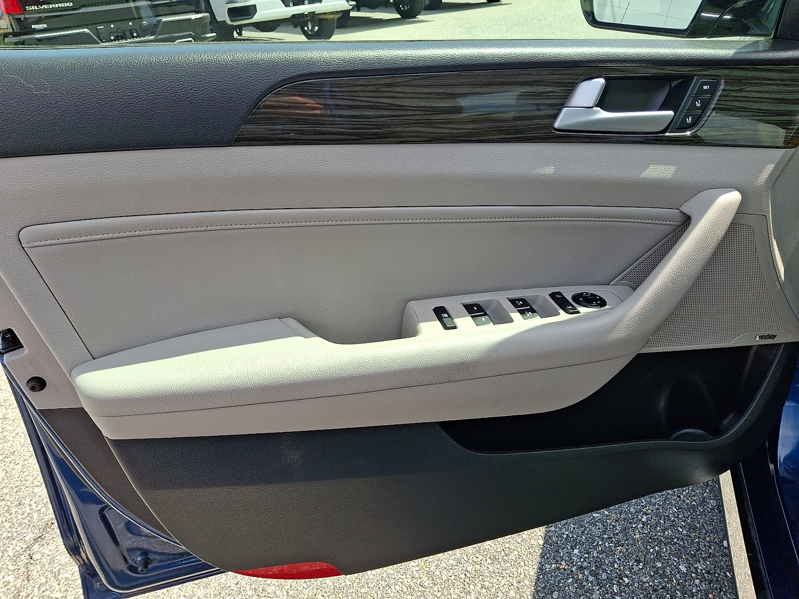 Used 2015 Hyundai Sonata Limited w/ Option Group 06 FWD image 12