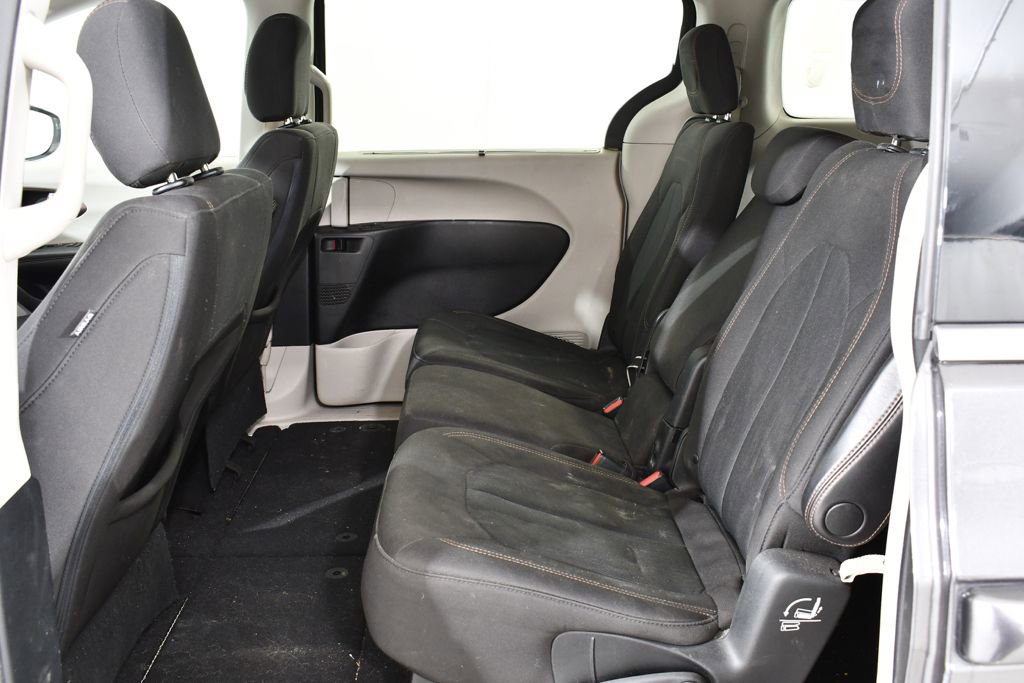 Used 2018 Chrysler Pacifica Touring Plus w/ Tire & Wheel Group FWD image 16