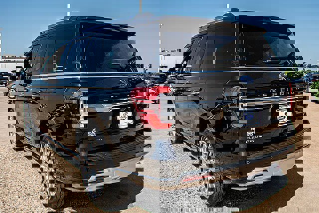 Used 2024 Ford Expedition Platinum image 3