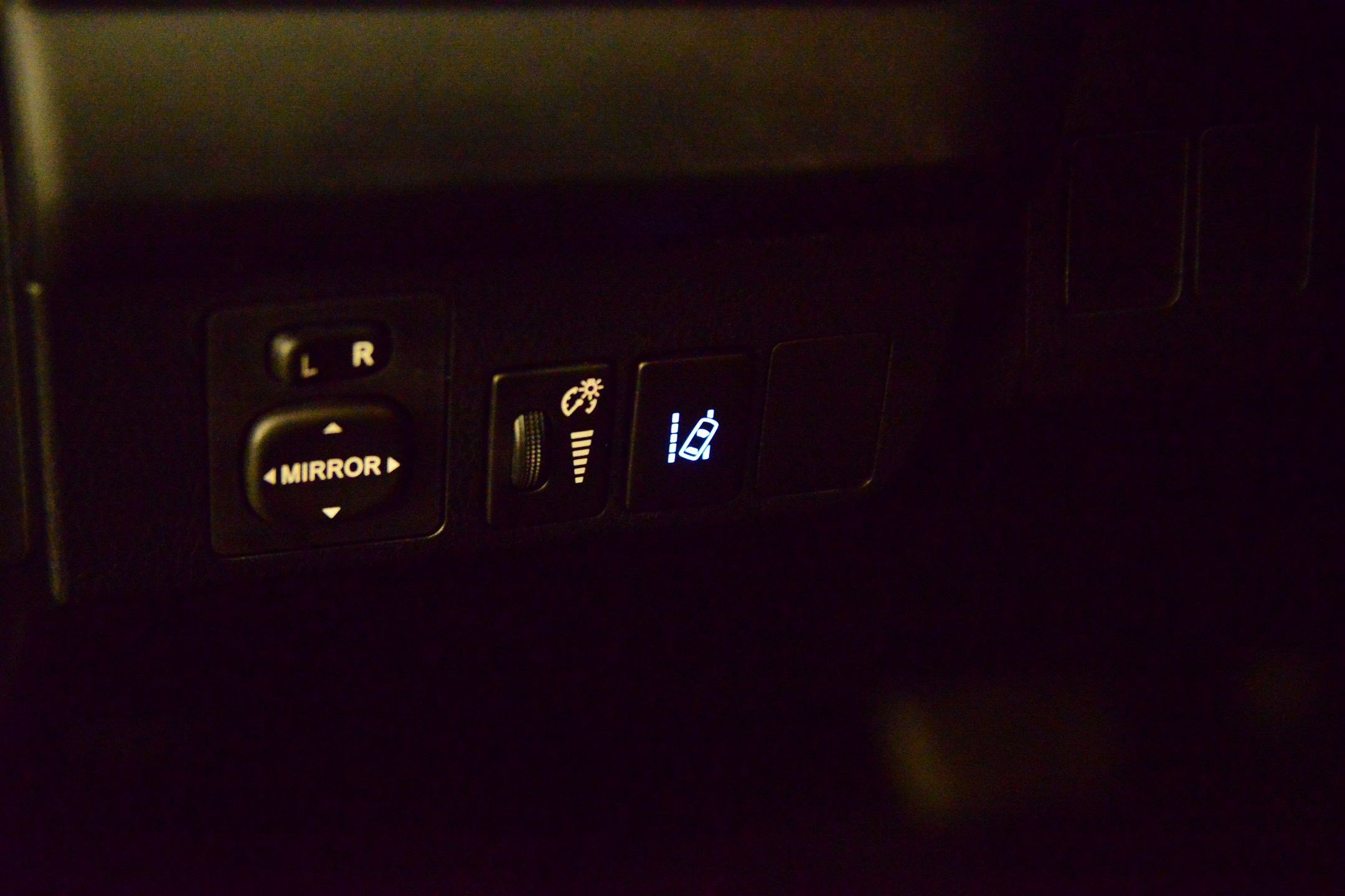 Used 2018 Toyota RAV4 LE image 14