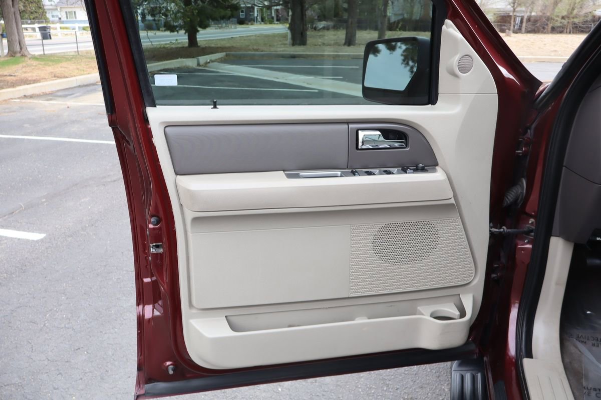 Used 2010 Ford Expedition XLT image 23