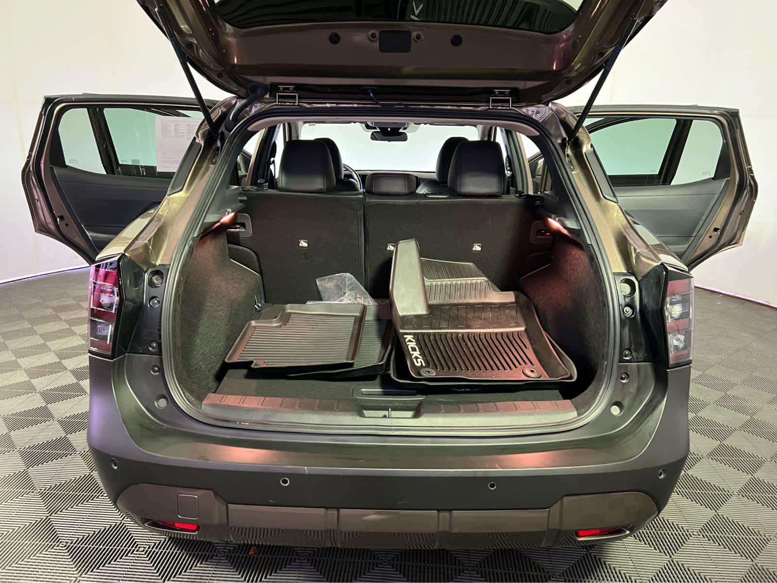 Used 2025 Nissan Kicks SR image 25