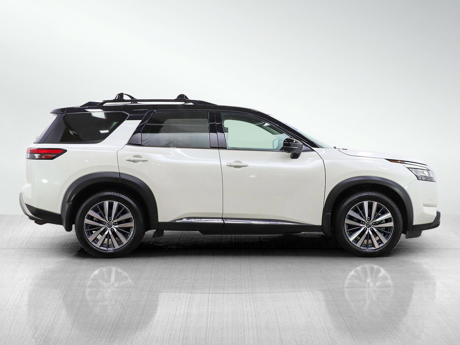 Used 2022 Nissan Pathfinder Platinum w/ Cargo Package image 7