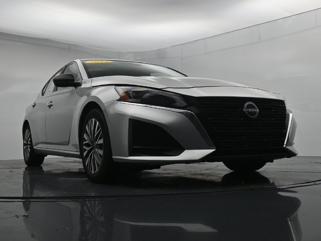 Used 2024 Nissan Altima 2.5 SV FWD image 18
