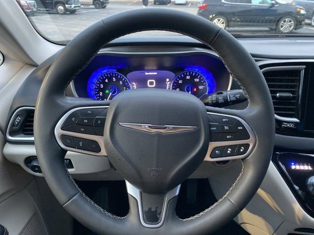 Used 2024 Chrysler Pacifica Touring-L image 19