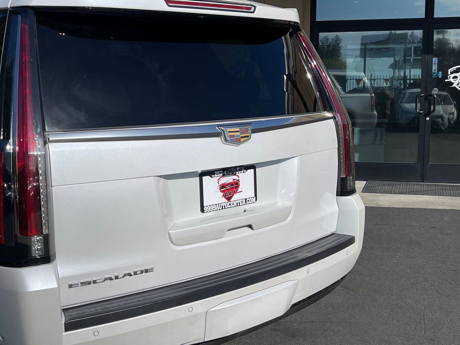 Used 2017 Cadillac Escalade Premium Luxury image 6