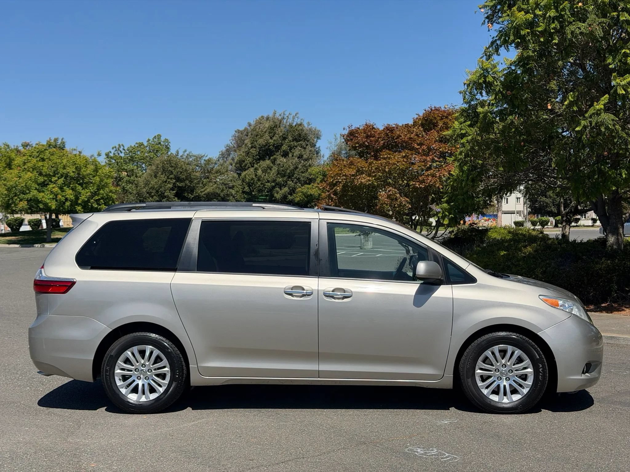 Used 2015 Toyota Sienna XLE Premium FWD image 18