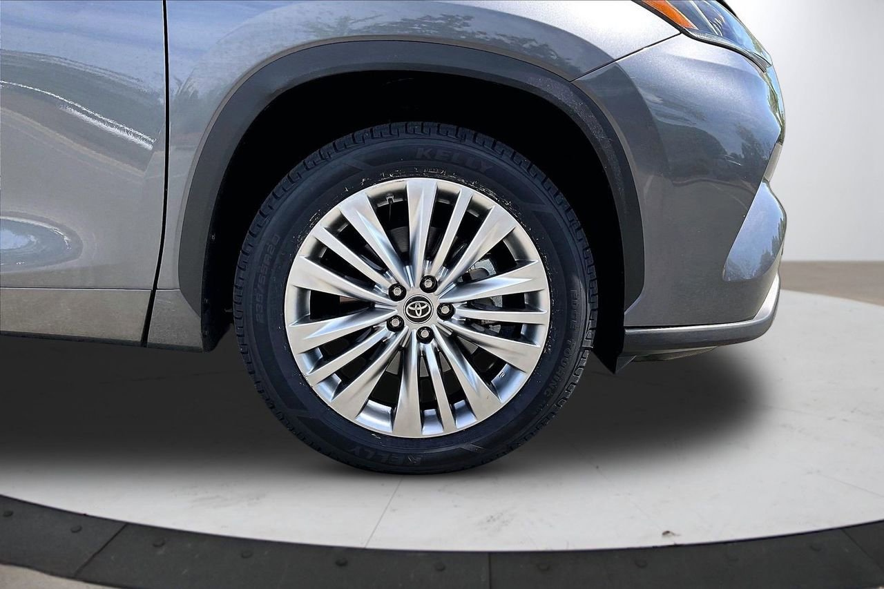 Used 2023 Toyota Highlander Platinum FWD image 37