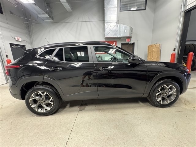 Used 2025 Chevrolet Trax LT w/ LT Convenience Package FWD image 8