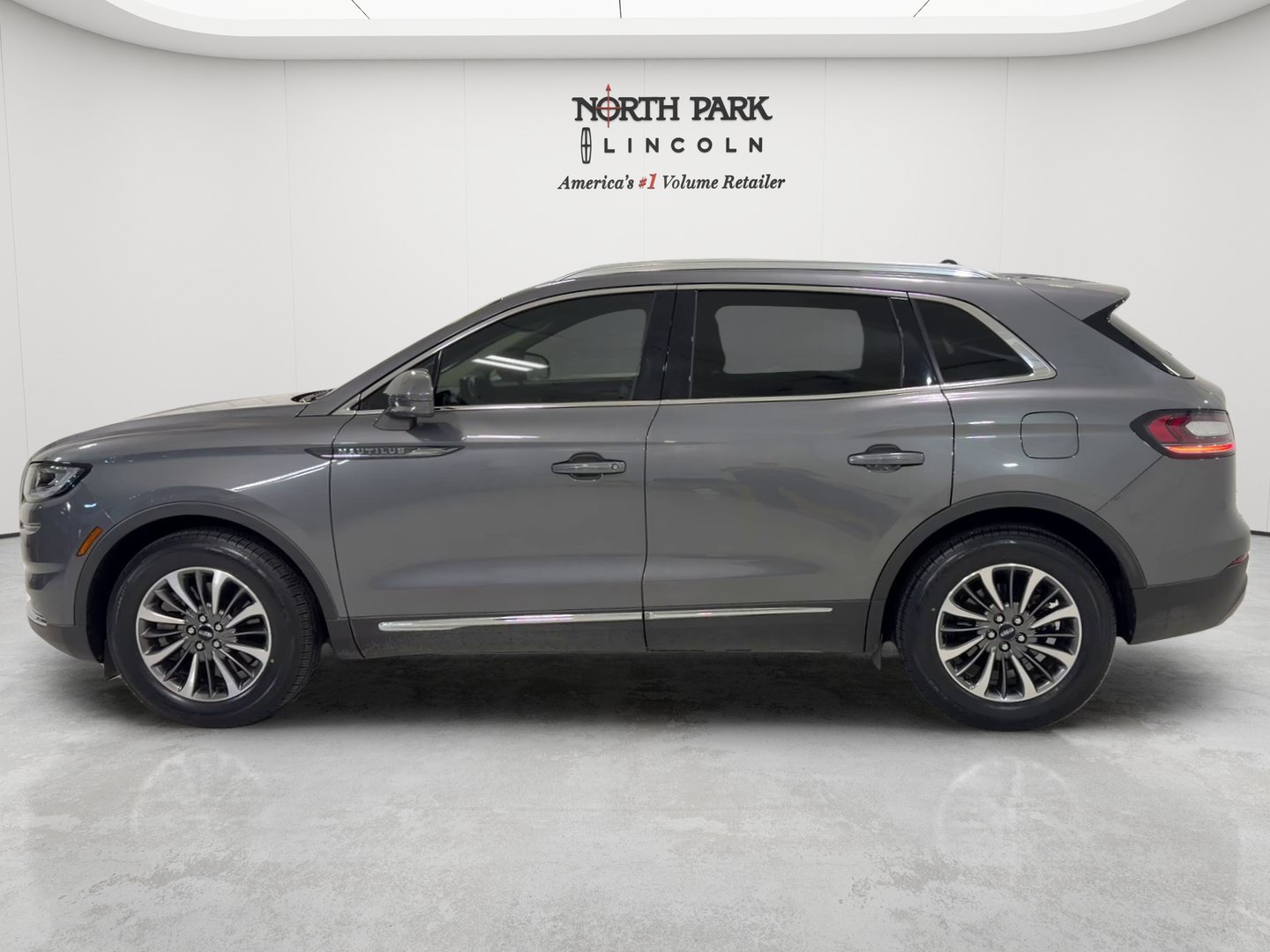 Used 2023 Lincoln Nautilus FWD w/ Premium Package image 2