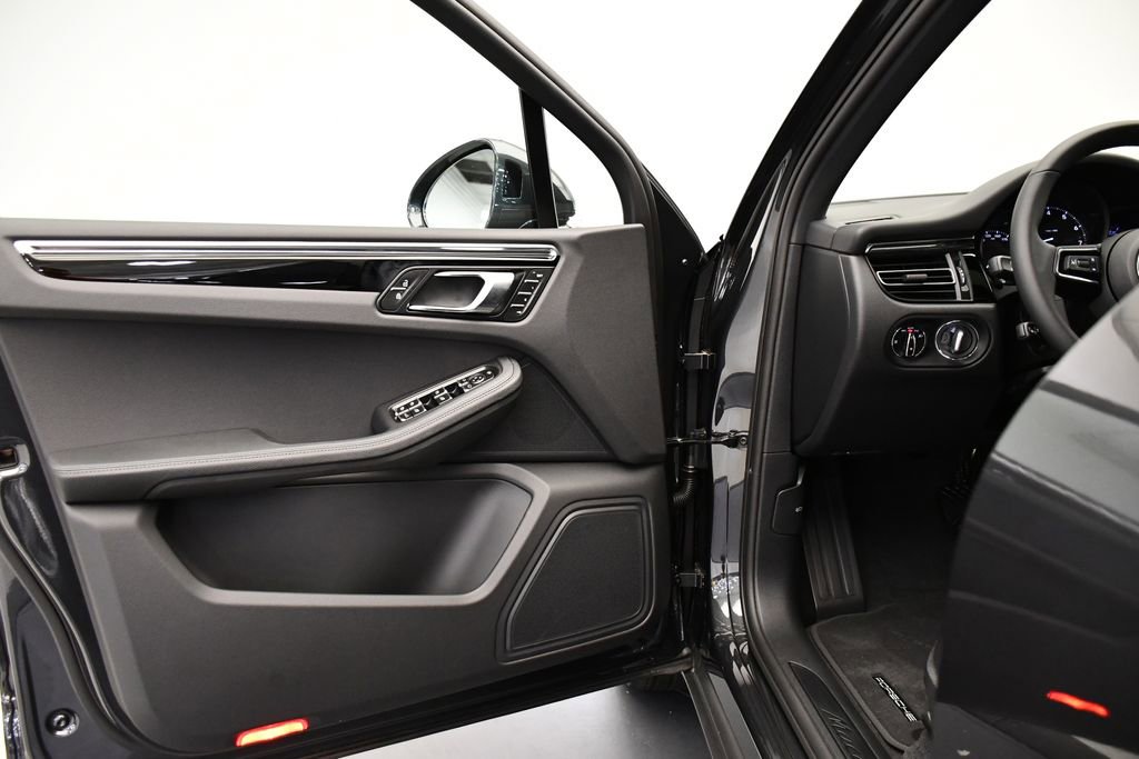 Certified 2025 Porsche Macan Turbo AWD/4WD image 34