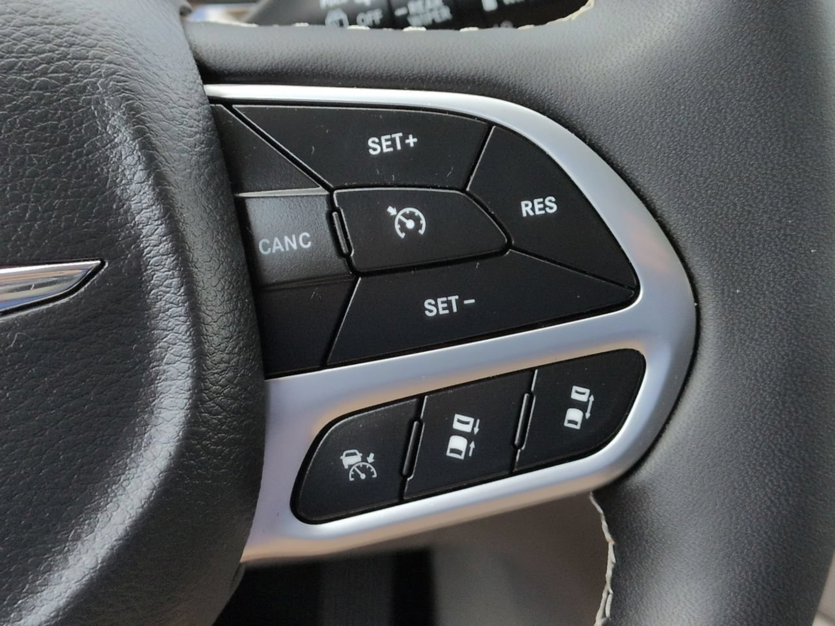 Used 2022 Chrysler Pacifica Limited AWD/4WD image 34