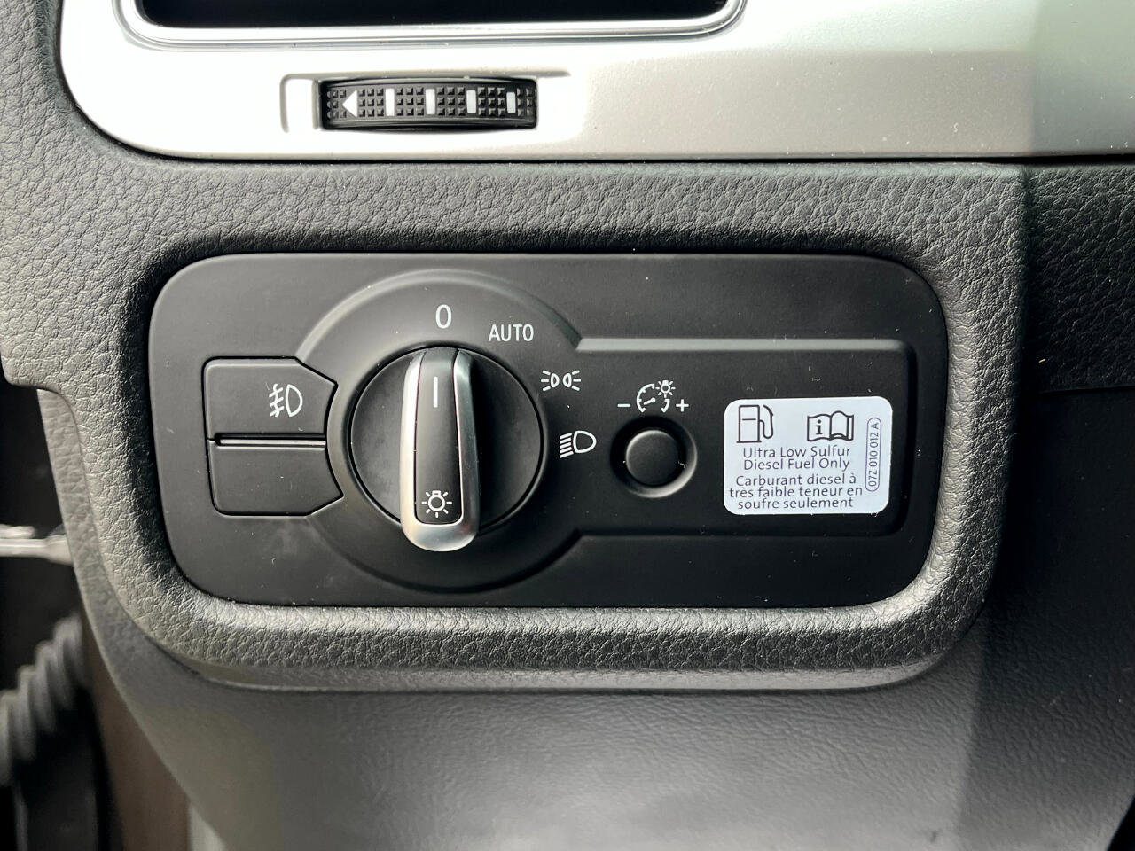 Used 2015 Volkswagen Touareg TDI image 25