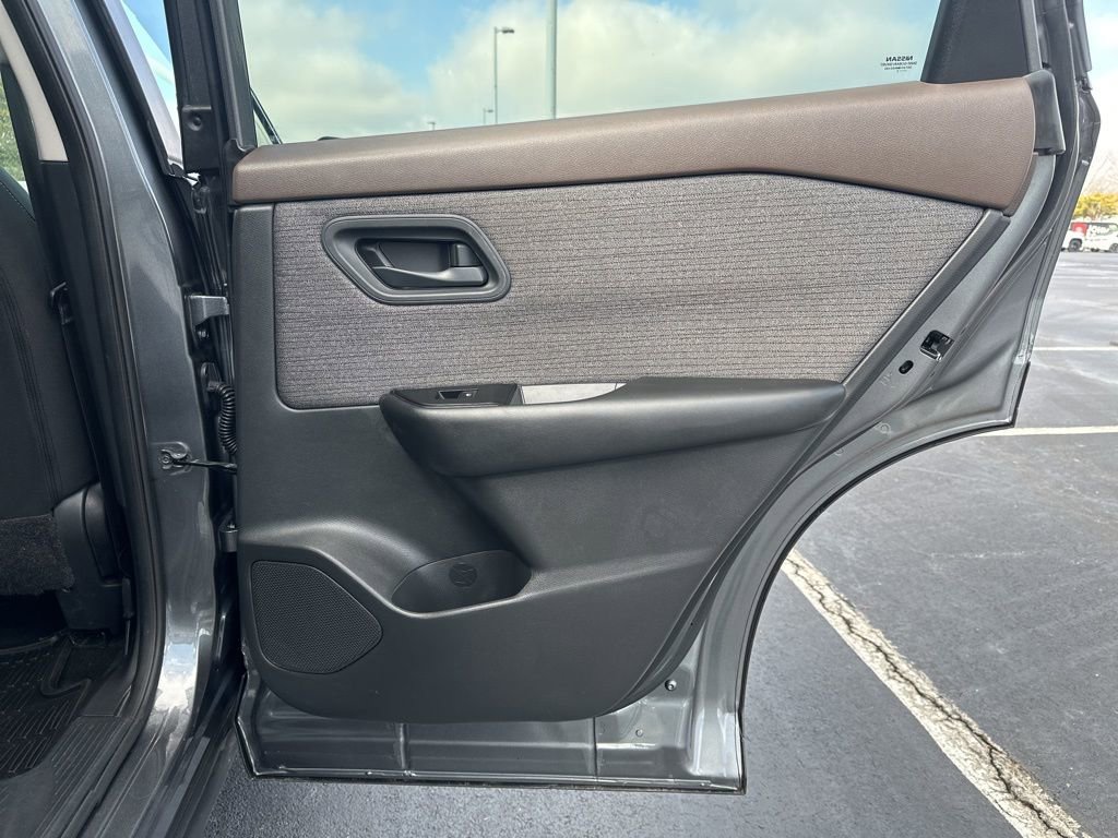 Used 2023 Nissan Rogue S image 11