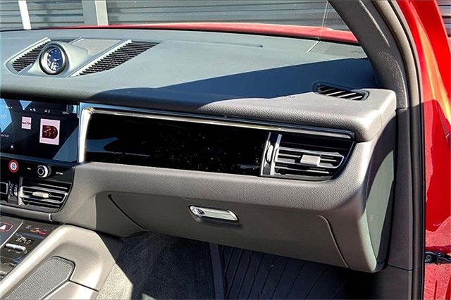 Used 2025 Porsche Macan image 22