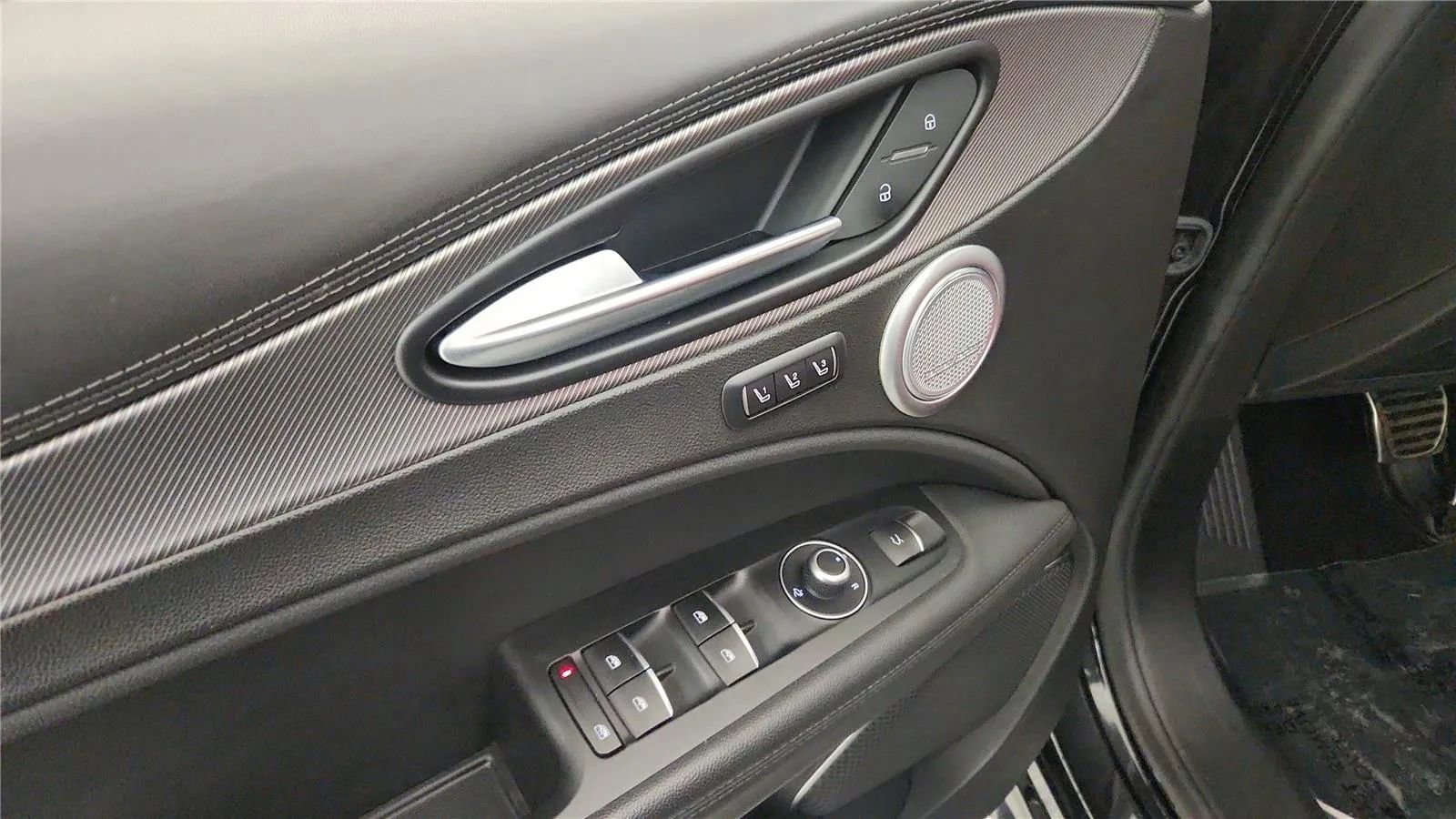 Used 2022 Alfa Romeo Stelvio Veloce AWD/4WD image 31